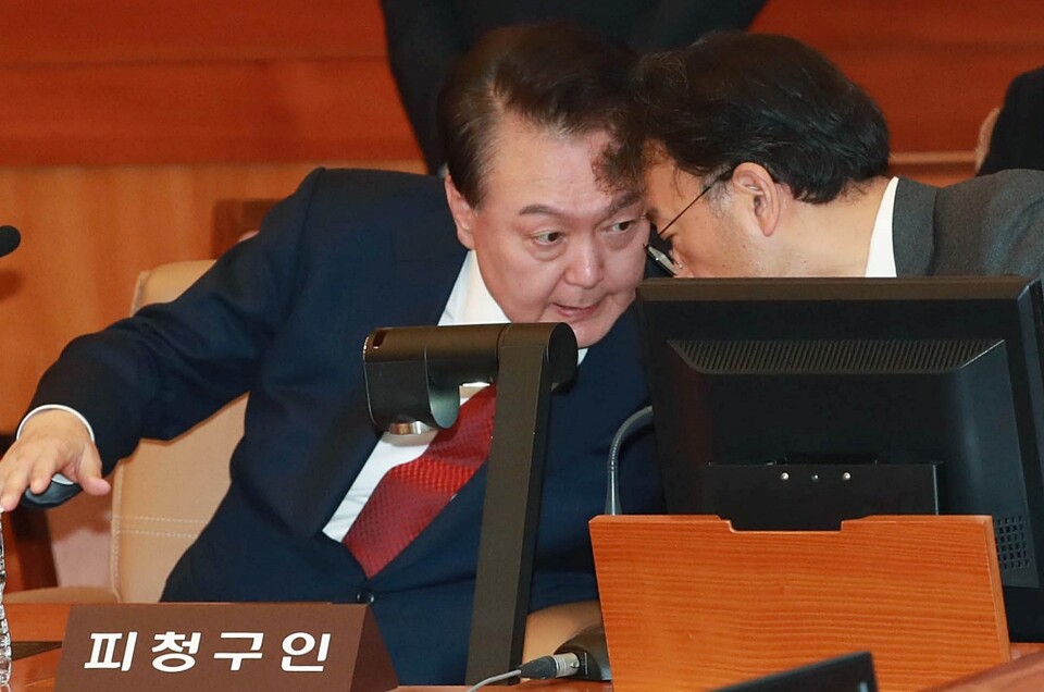 윤석열 대통령이 1월21일 오후 서울 종로구 헌법재판소에서 열린 탄핵심판 3차 변론에 출석해 차기환 변호사와 대화하고 있다.(연합뉴스) 