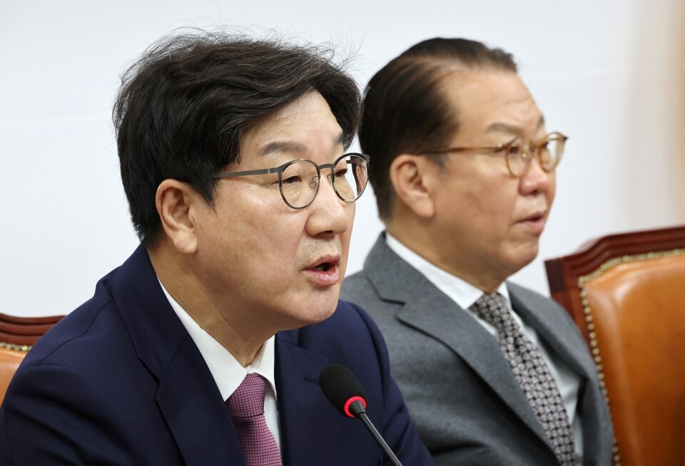 국민의힘 권성동 원내대표가 지난 20일 국회에서 열린 비상대책위원회의에서 발언하고 있다. 오른쪽은 권영세 비상대책위원장 (사진=연합뉴스)