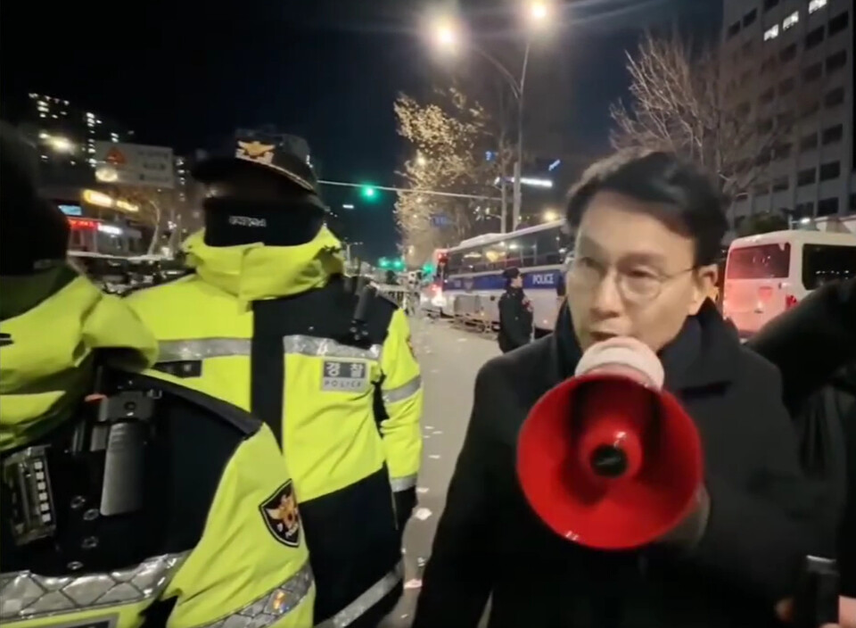 국민의힘 윤상현 의원이 18일 저녁 서부지법 앞에서 윤 대통령 지지자들을 향해 발언을 하고 있다.(사진=노종면 의원 SNS 갈무리)