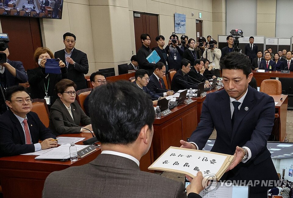 22일 서울 여의도 국회에서 열린 '윤석열 정부의 비상계엄 선포를 통한 내란 혐의 진상규명 국정조사 특별위원회' 1차 청문회에서 안규백 위원장이 '윤석열 대통령 동행명령장'을 발부하고 있다(사진=연합뉴스)