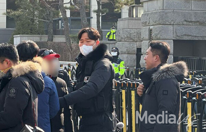 경찰이 22일 헌법재판소 앞에서 '이진숙 탄핵 촉구' 기자회견장 앞에서 욕설을 한 윤석열 대통령 지지자를 제지하고 있다.(사진=미디어스)