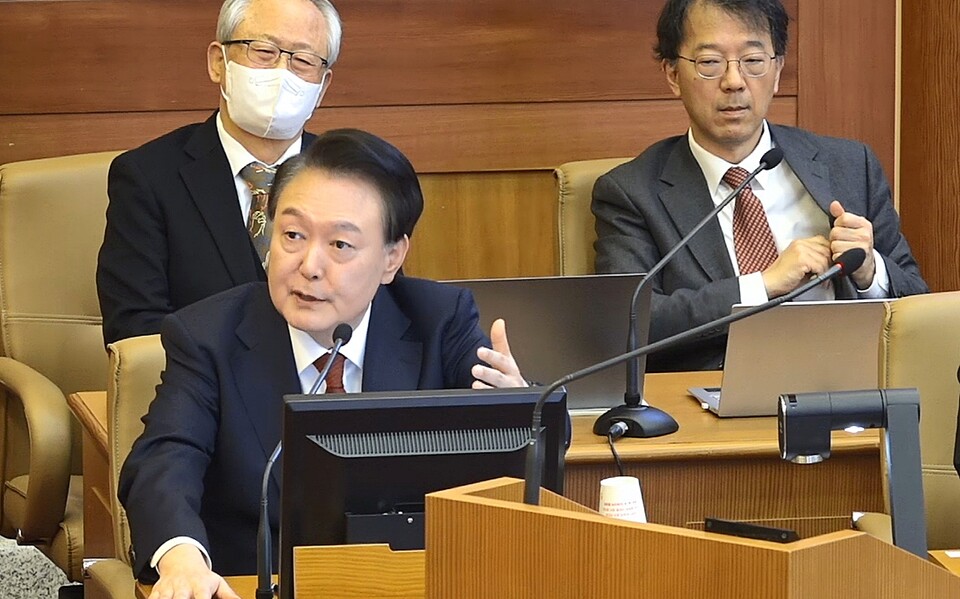 윤석열 대통령이 지난 21일 오후 서울 종로구 헌법재판소에서 열린 탄핵심판 3차 변론에 출석해 피청구인석에서 발언하고 있다 (헌법재판소=연합뉴스)