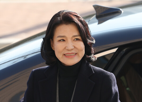 헌재의 탄핵안 기각으로 직무에 복귀한 이진숙 방송통신위원장이 23일 경기 과천시 방송통신위원회에 출근하며 미소 짓고 있다.(사진=연합뉴스)