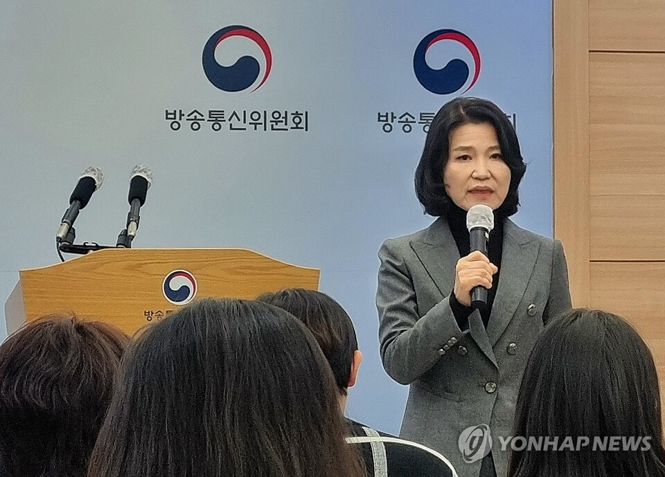 헌재의 탄핵안 기각으로 직무에 복귀한 이진숙 방송통신위원장이 23일 경기 과천시 방송통신위원회에 출근한 뒤 기자실을 방문, 기자들과 질의응답을 하고 있다. (과천=연합뉴스)