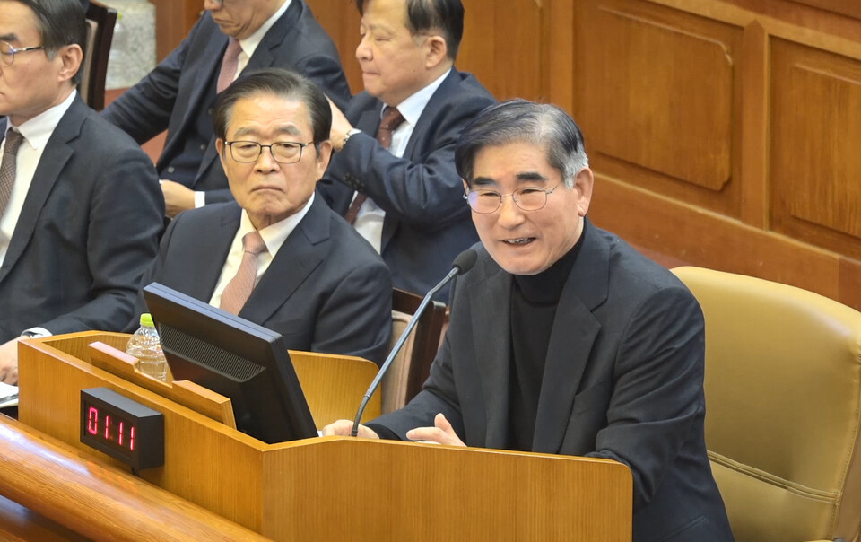 김용현 전 국방부 장관이 23일 서울 종로구 헌법재판소에서 열린 윤석열 대통령 탄핵심판 4차변론에 증인으로 출석해 답변하던 중 웃음 짓고 있다(헌법재판소 제공=연합뉴스)