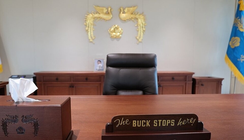 용산 대통령실 청사 집무실에 조 바이든 전 미국 대통령 방한 당시 선물한 탁상 명패가 놓여있다. 명패에는 '모든 책임은 내가 진다'는 뜻의 'The Buck Stops Here'라는 문구가 새겨져 있다(사진=연합뉴스)