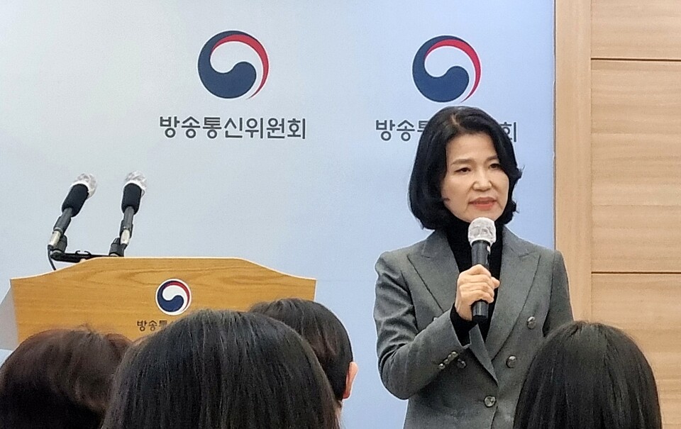 이진숙 방송통신위원장이 23일 경기 과천시 방송통신위원회에 출근한 뒤 기자실을 방문, 기자들과 질의응답을 하고 있다 (사진=연합뉴스)