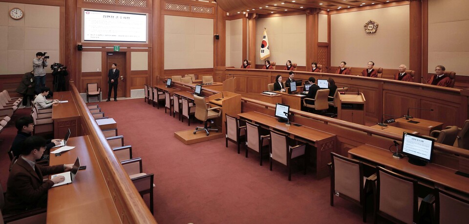 지난 23일 서울 종로구 헌법재판소에서 이진숙 방송통신위원장 탄핵심판사건 선고기일 재판이 열리고 있다. 재판관석에는 정계선(왼쪽부터), 김복형, 정정미, 이미선, 문형배, 김형두, 정형식, 조한창 헌재 재판관이 참석해 있다 (사진=연합뉴스)