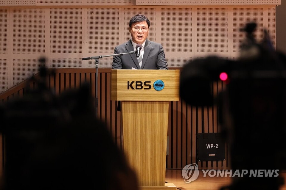 김의철 KBS 사장이 2023년 6월 8일 오전 서울 여의도 KBS 아트홀에서 수신료 분리 징수 권고와 관련한 KBS의 입장을 밝히고 있다. 이날 김 사장은 대통령실이 추진 중인 TV 수신료 분리 징수 도입을 철회하면 자신이 사장직에서 물러나겠다고 밝혔다. (서울=연합뉴스)