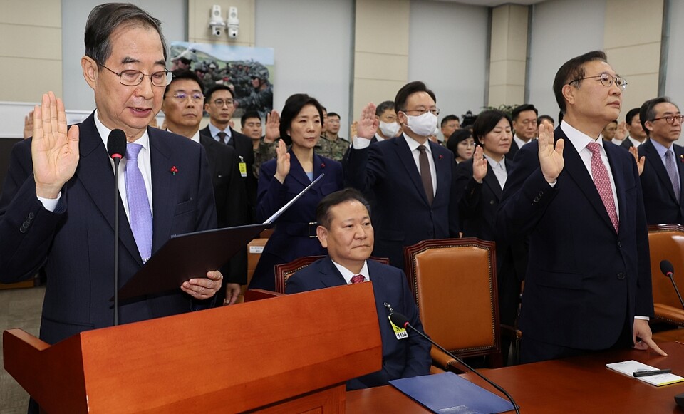 이상민 전 행정안전부 장관(가운데)이 지난 22일 국회에서 열린 '윤석열 정부의 비상계엄 선포를 통한 내란 혐의 진상규명 국정조사 특별위원회' 1차 청문회에서 증인 선서를 거부하고 있다 (사진=연합뉴스)
