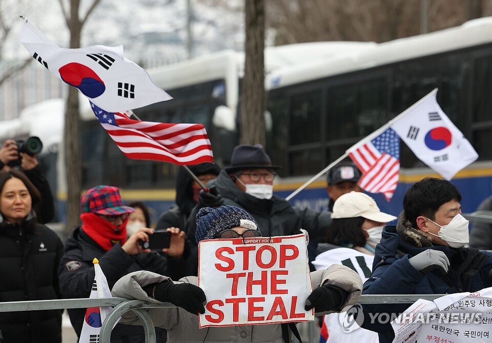 지난달 31일 오전 경기도 의왕시 서울구치소 앞에서 윤석열 대통령 지지자들이 태극기와 성조기를 흔들고 있다.(사진=연합뉴스)