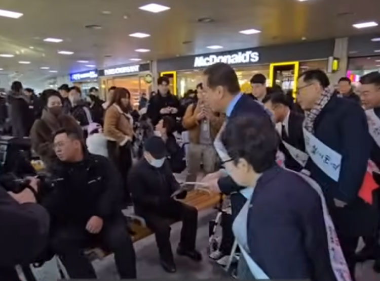 지난달 24일 서울역에서 권 비대위원장이 설 인사를 하려하자 한 시민이 자리를 뜨고 있다. (사진=서울의소리 유튜브 영상 갈무리)