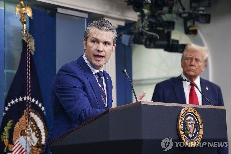 미국의 피트 헤그세스 국방부 장관(왼쪽)과 도널드 트럼프 대통령이 1월 30일(현지시간) 워싱턴DC 백악관에서 여객기 사고에 대해 브리핑하고 있다. (워싱턴 EPA=연합뉴스)