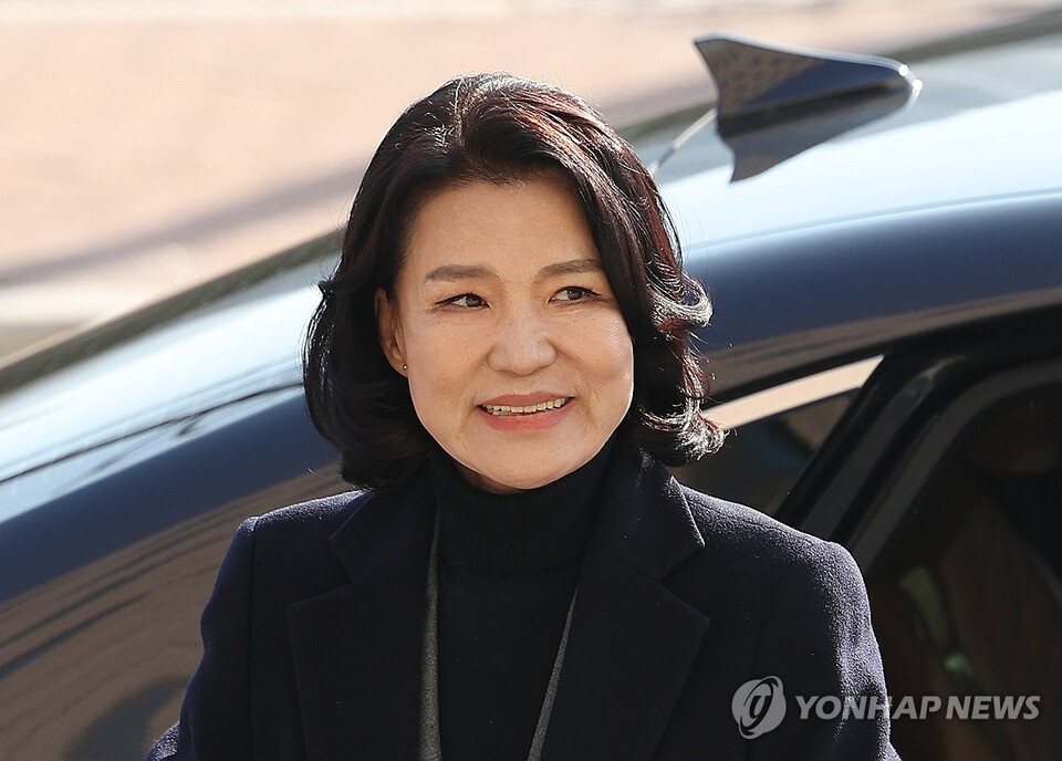 헌재의 탄핵안 기각으로 직무에 복귀한 이진숙 방송통신위원장이 23일 경기 과천시 방송통신위원회에 출근하며 미소 짓고 있다.(사진=연합뉴스)