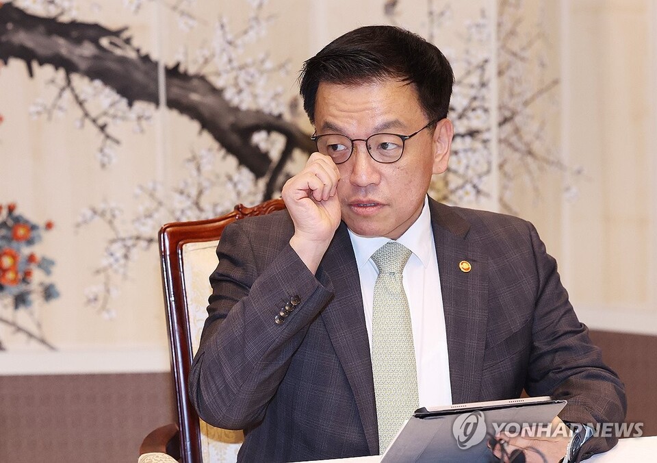 최상목 대통령 권한대행 부총리 겸 기획재정부 장관이 4일 정부서울청사에서 대외경제현안간담회를 준비하고 있다.(사진=연합뉴스)