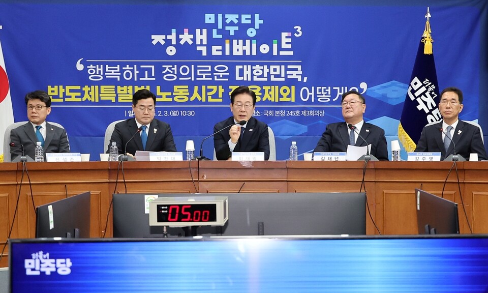 더불어민주당 이재명 대표가 지난 3일 국회에서 '행복하고 정의로운 대한민국, 반도체특별법 노동시간법 적용제외 어떻게?'라는 주제로 열린 '정책 디베이트'에서 발언하고 있다 (사진=연합뉴스)