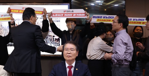 민주노총 청년 활동가들이 지난 2023년 3월 서울고용노동청에서 열린 근로시간 기록·관리 우수 사업장 노사 간담회에서 이정식 고용노동부 장관를 향해 주69시간제 폐기를 촉구하며 기습시위를 하는 모습 (사진=연합뉴스)