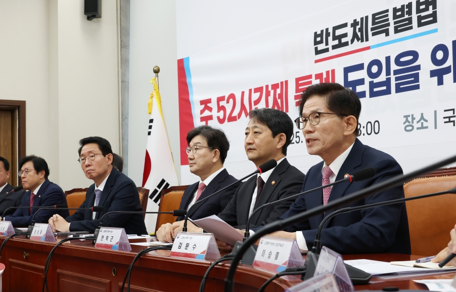 김문수 고용노동부 장관(오른쪽)이 4일 국회에서 열린 반도체특별법 주52시간제 특례 도입을 위한 당정협의회에서 발언하고 있다 (사진=연합뉴스)