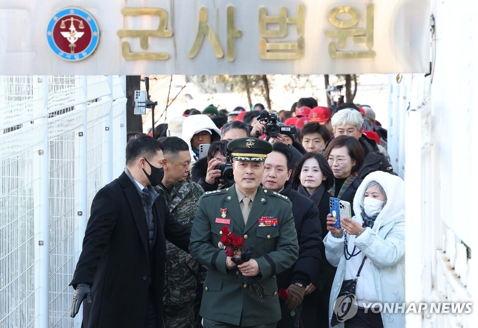 해병대 채모 상병 순직 사건 관련 항명 및 상관명예훼손 혐의로 기소된 박정훈 전 해병대 수사단장(대령)이 9일 오전 서울 용산구 국방부 군사법원에서 열린 1심에서 무죄를 선고받은 뒤 나서고 있다. (서울=연합뉴스)