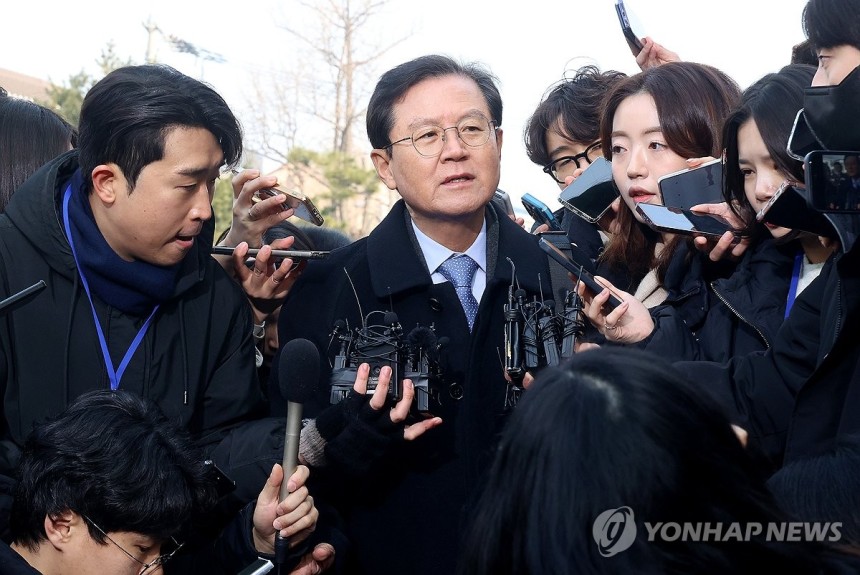 윤석열 대통령의 법률대리인단인 윤갑근 변호사가 21일 서울 종로구 헌법재판소에서 열린 윤석열 대통령 탄핵심판 3차 변론에 앞서 취재진의 질문에 답변하고 있다. (사진=연합뉴스)