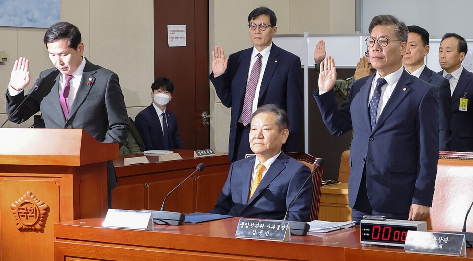 이상민 전 행정안전부 장관이 4일 서울 여의도 국회에서 열린 '윤석열 정부의 비상계엄 선포를 통한 내란 혐의 진상규명 국정조사 특별위원회' 청문회에서 증인선서를 거부한 채 자리에 앉아 있다 (사진=연합뉴스)