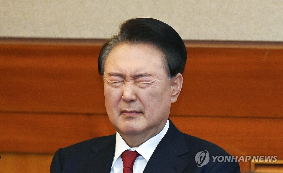 윤석열 대통령이 6일 서울 종로구 헌법재판소에서 열린 탄핵심판 6차 변론기일에 출석해 눈을 질끈 감고 있다. (사진=연합뉴스)