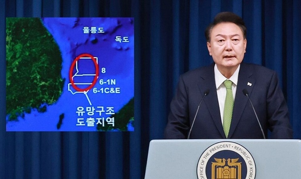 윤석열 대통령이 지난해 6월 3일 오전 서울 용산 대통령실 청사 브리핑실에서 열린 국정브리핑에 참석해 동해 석유·가스 매장과 관련해 설명하고 있다(사진=연합뉴스)