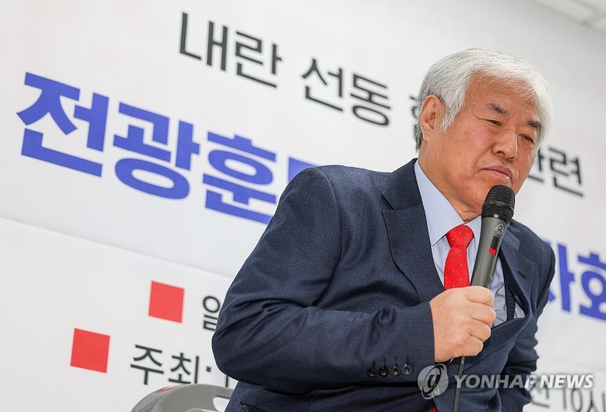 전광훈 사랑제일교회 목사가 5일 오전 서울 영등포구 자유통일당 중앙당사에서 서부지법 난동 사태 관련 기자회견을 열고 자리에 앉고 있다. (사진=연합뉴스)