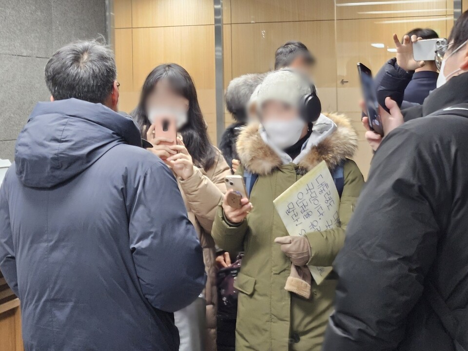 국가인권위원회 14층에서 직원들과 대치 중인 윤석열 대통령 지지자들 (사진=연합뉴스)