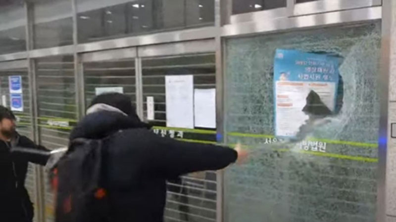 지난달 19일 새벽 윤 대통령 지지자들이 서부지법에서 폭동을 벌이고 있다.(사진= 유튜브채널 락TV 갈무리)