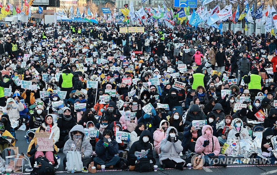 8일 서울 종로구 경복궁역 일대에서 열린 윤석열 대통령 즉각 퇴진 사회대개혁 비상행동 주최 10차 범시민대행진 집회에서 참가자들이 구호를 외치고 있다. (서울=연합뉴스) 한