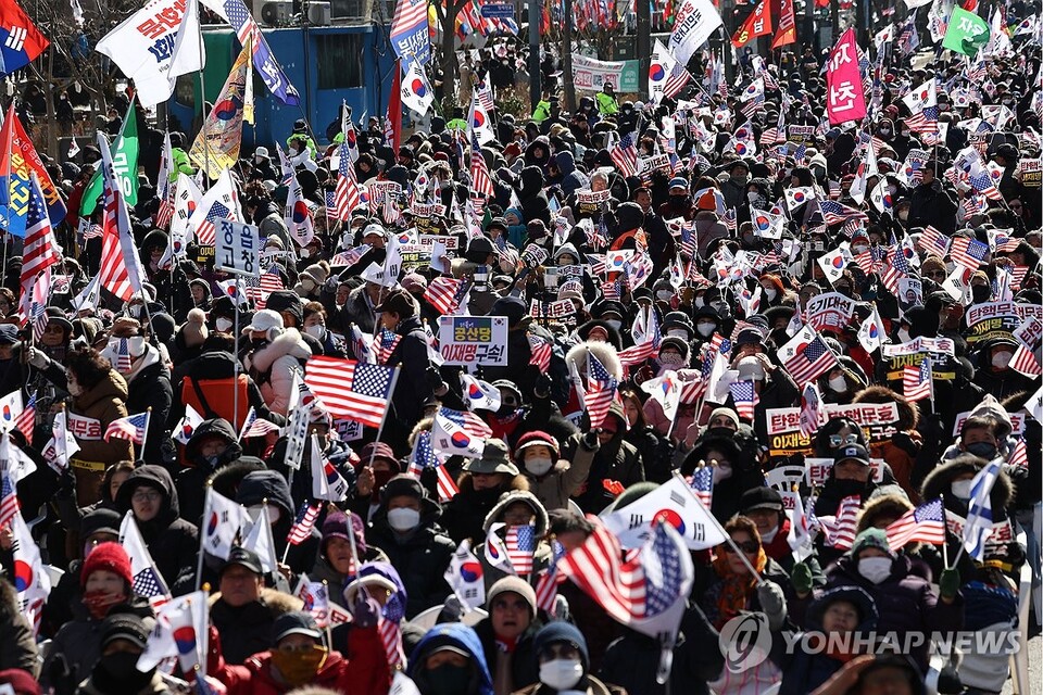8일 서울 광화문광장에서 열린 윤석열 대통령 탄핵반대 국민대회에서 참가자들이 구호를 외치고 있다. (서울=연합뉴스)