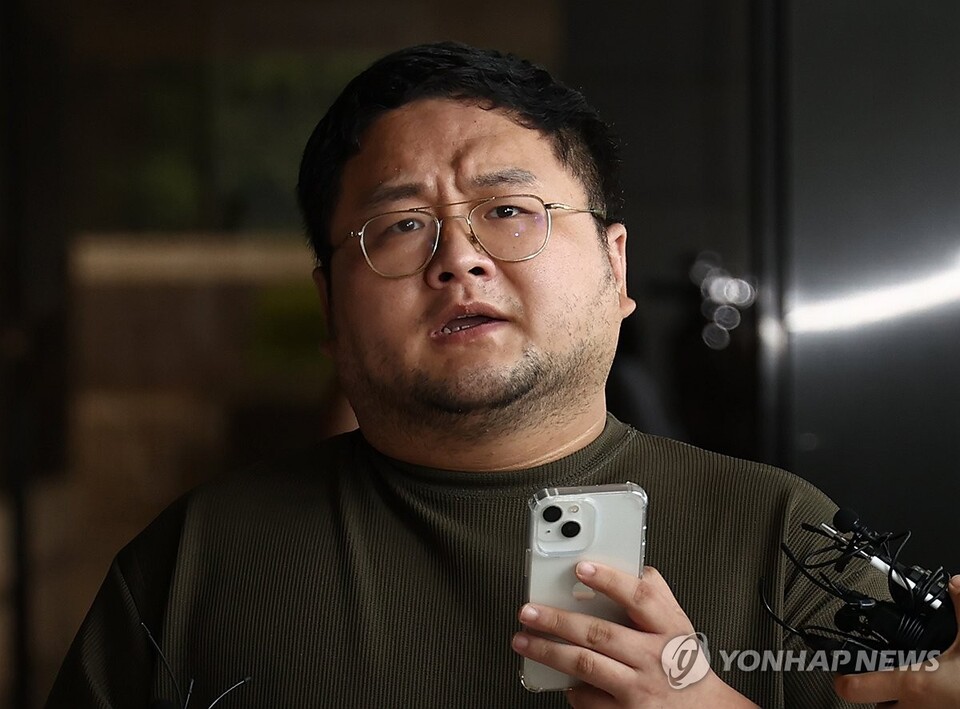 검찰이 유튜버 쯔양의 과거 이력을 폭로하겠다고 협박한 혐의를 받은 유튜버들에 대한 수사에 착수한 가운데 당사자 중 하나인 유튜버 구제역(이준희)이 지난해 7월 오후 서초구 서울중앙지검으로 자진 출석하며 입장을 밝히고 있다.(사진=연합뉴스)