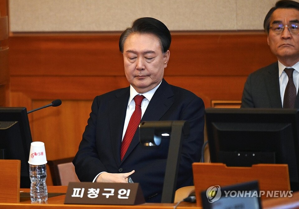 윤석열 대통령이 6일 서울 종로구 헌법재판소에서 열린 탄핵심판 6차 변론기일에 출석해 눈을 감고 있다(연합뉴스)