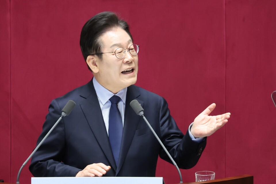 이재명 더불어민주당 대표가 지난 10일 국회 본회의에서 교섭단체 대표 연설을 하던 중 야유를 하는 여당 의원들을 향해 자제를 요청하고 있다 (사진=연합뉴스)