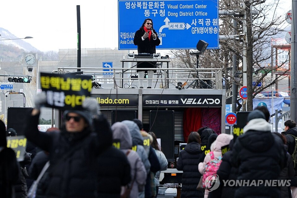 지난 8일 오후 광주 동구 금남로 일대에서 열린 윤석열 대통령 탄핵 반대 집회에서 보수 유튜버 안정권씨가 발언하고 있다.(사진=연합뉴스)