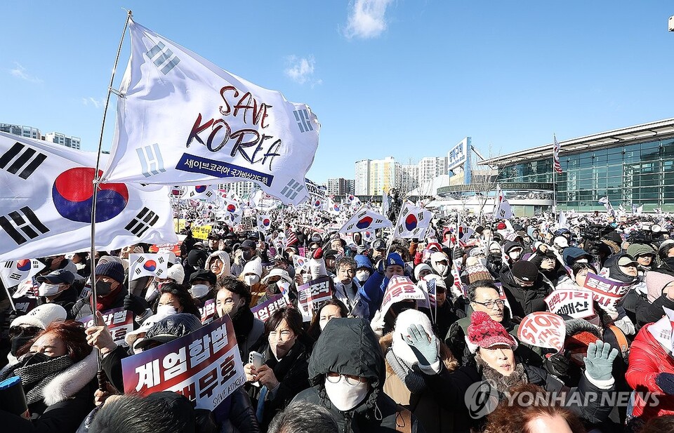 8일 오후 동대구역 광장에서 개신교 단체 세이브코리아가 국가비상기도회를 열고 윤석열 대통령 탄핵 반대와 석방을 촉구하고 있다.(사진=연합뉴스)