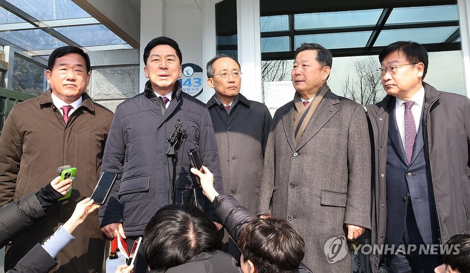 10일 경기도 의왕시 서울구치소 앞에서 국민의힘 의원들이 윤석열 대통령 면회를 마친 뒤 보도진 질문에 답하고 있다. 왼쪽부터 박성민 의원, 김기현 전 대표, 추경호 전 원내대표, 이철규, 정점식 의원.