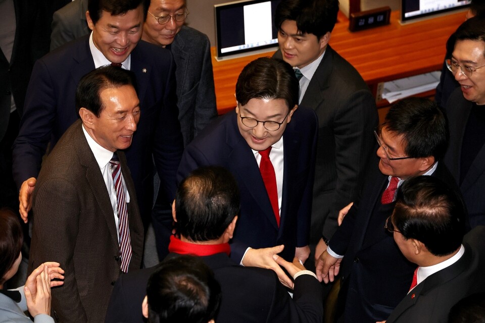 국민의힘 권성동 원내대표가 지난 11일 서울 여의도 국회에서 열린 본회의에서 교섭단체 대표 연설을 마친 뒤 퇴장하며 여당 의원들과 인사하고 있다 (사진=연합뉴스)