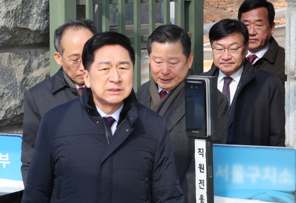 지난 10일 국민의힘 의원들이 경기도 의왕시 서울구치소에서 윤석열 대통령 면회를 마친 뒤 츨구로 나오고있다. 앞부터 김기현 전 대표, 추경호 전 원내대표, 이철규, 정점식, 박성민 의원 (사진=연합뉴스)