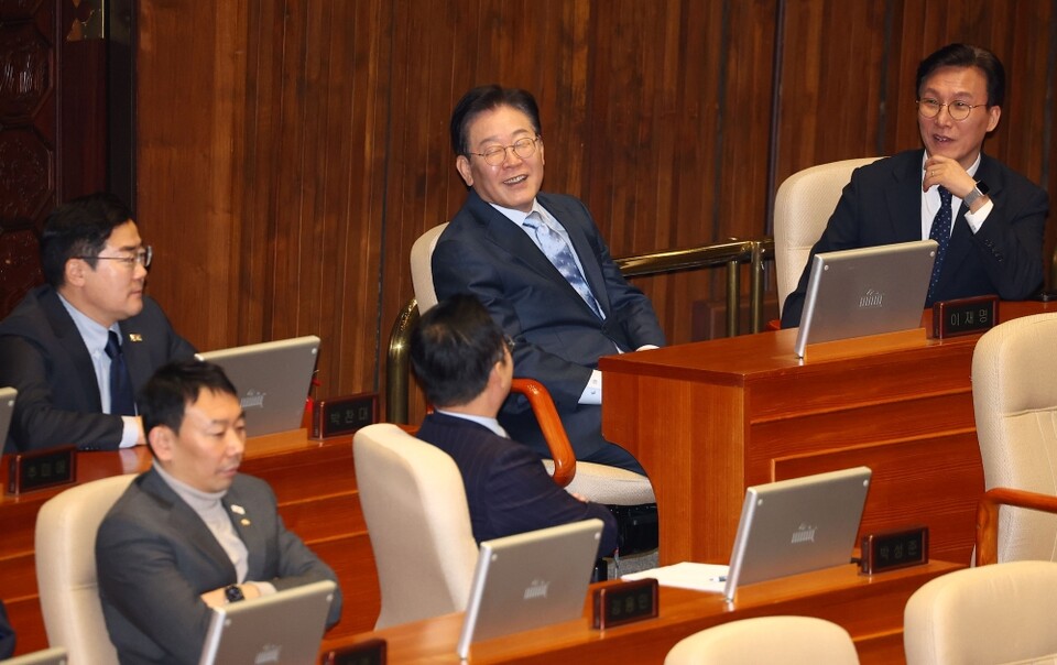 더불어민주당 이재명 대표가 지난 11일 서울 여의도 국회에서 열린 본회의에서 국민의힘 권성동 원내대표의 교섭단체 대표 연설 도중 의원들과 웃으며 대화를 나누고 있다 (사진=연합뉴스)