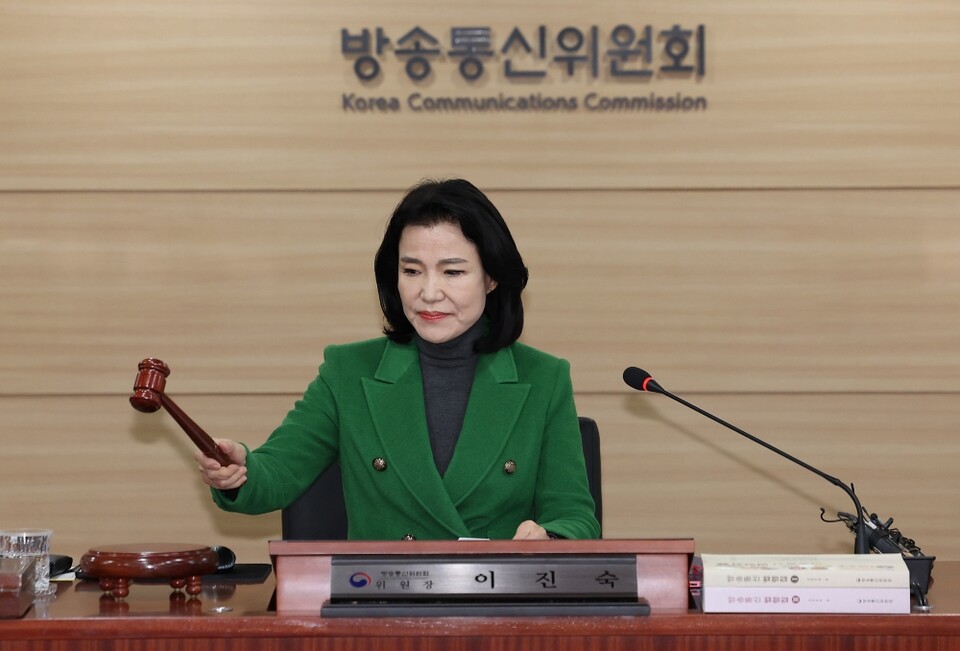 이진숙 방송통신위원회 위원장이 12일 경기도 과천시 방통위에서 열린 전체회의에서 의사봉을 두드리고 있다 (사진=연합뉴스)