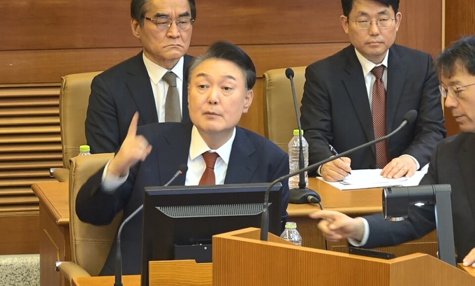 윤석열 대통령이 11일 서울 종로구 헌법재판소에서 열린 본인의 탄핵심판 7차 변론에 피청구인으로 출석해 발언하고 있다 (헌법재판소=연합뉴스)