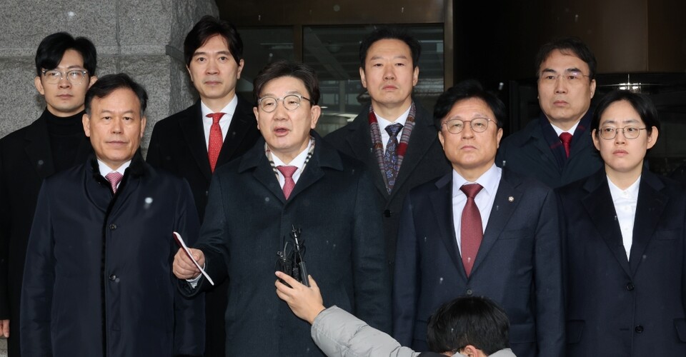 국민의힘 권성동 원내대표 등 지도부가 12일 헌법재판소 항의 방문을 마친 뒤 발언하고 있다 (사진=연합뉴스)