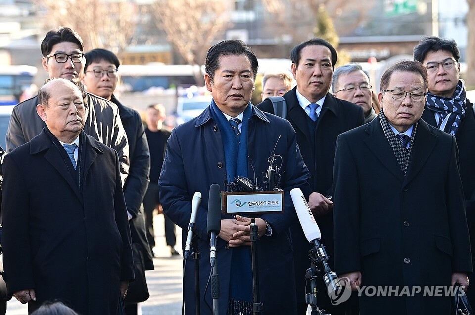 정청래 국회 탄핵소추위원장이 13일 서울 종로구 헌법재판소에서 열린 윤석열 대통령 탄핵 심판 8차 변론기일에 출석하기에 앞서 입장을 밝히고 있다. [사진공동취재단=연합뉴스]
