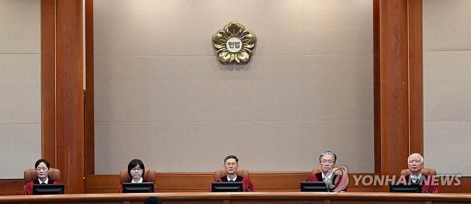 헌법재판관들이 11일 서울 종로구 헌법재판소에서 열린 윤석열 대통령 탄핵심판 7차 변론에 입장해 있다.(사진=연합뉴스)