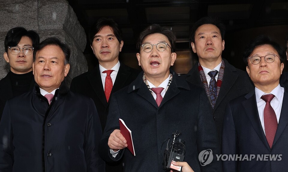 국민의힘 권성동 원내대표 등 지도부가 12일 헌법재판소 항의 방문을 마친 뒤 발언하고 있다. (서울=연합뉴스)