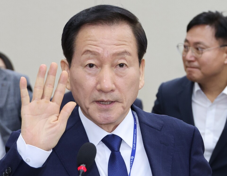 류희림 방송통신심의위원장이 지난 21일 국회에서 열린 국회 과학기술정보방송통신위원회의 국정감사에서 증인선서를 하고 있다 (사진=연합뉴스)