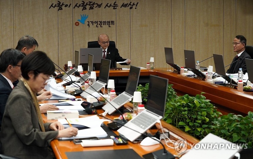 안창호 국가인권위원회 위원장이 10일 서울 중구 국가인권위에서 열린 제2차 전원위원회에서 자료를 정리하고 있다. (사진=연합뉴스)