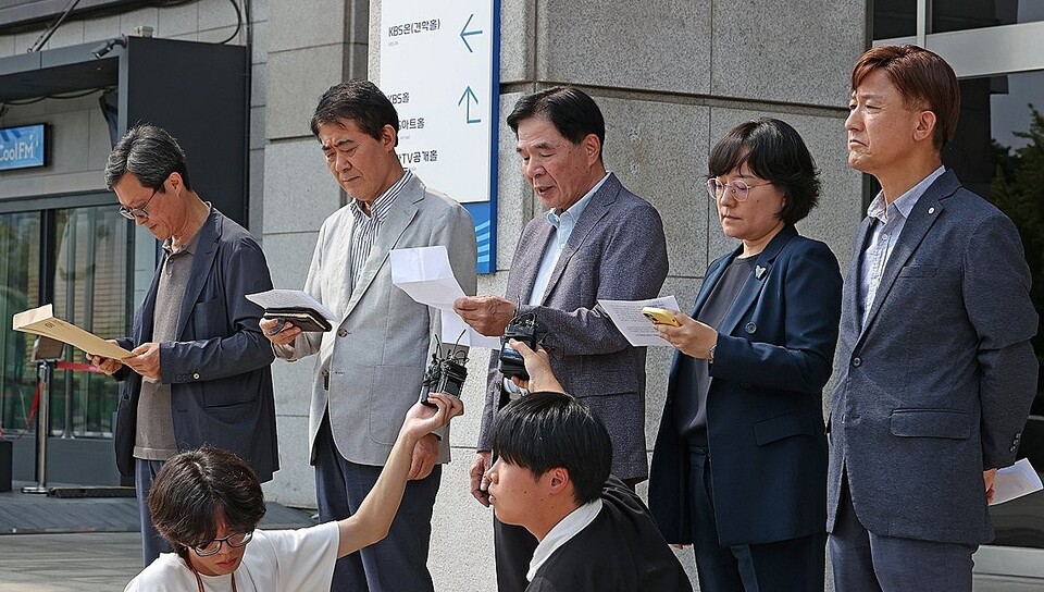 지난 2023년 9월 KBS 이사회가 당시 김의철 사장의 해임안을 의결하자 야권 추천 이사 5인(왼쪽부터 정재권, 이상요, 김찬태, 조숙현, 류일형)이 서울 영등포구 KBS 본관에서 부당해임을 주장하는 모습 (사진=연합뉴스)